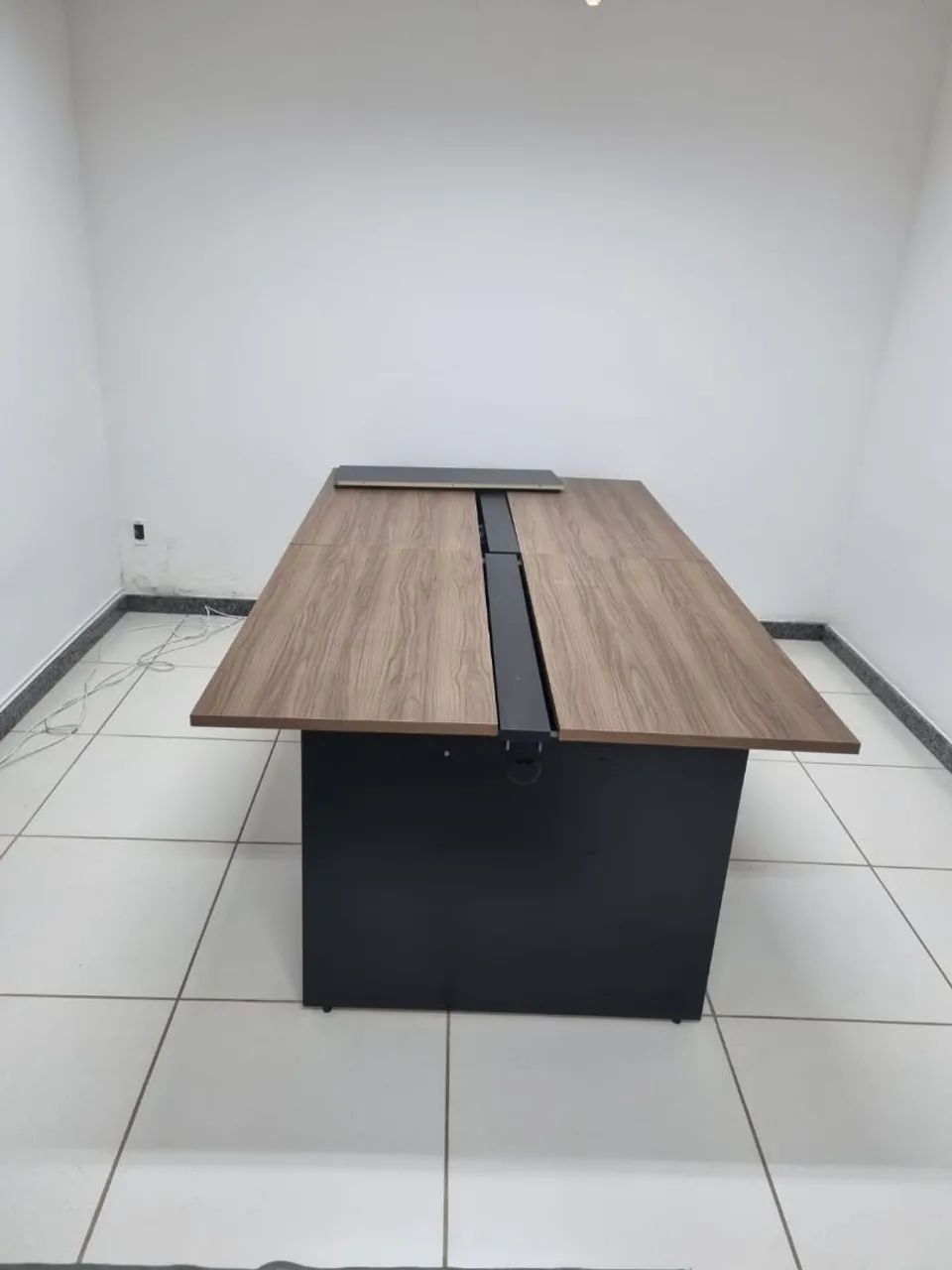 Mesa e armário de escritório 