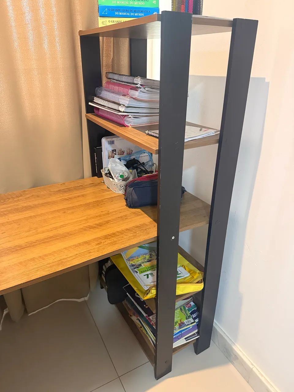 Escrivaninha com estante integrada - Foto 2