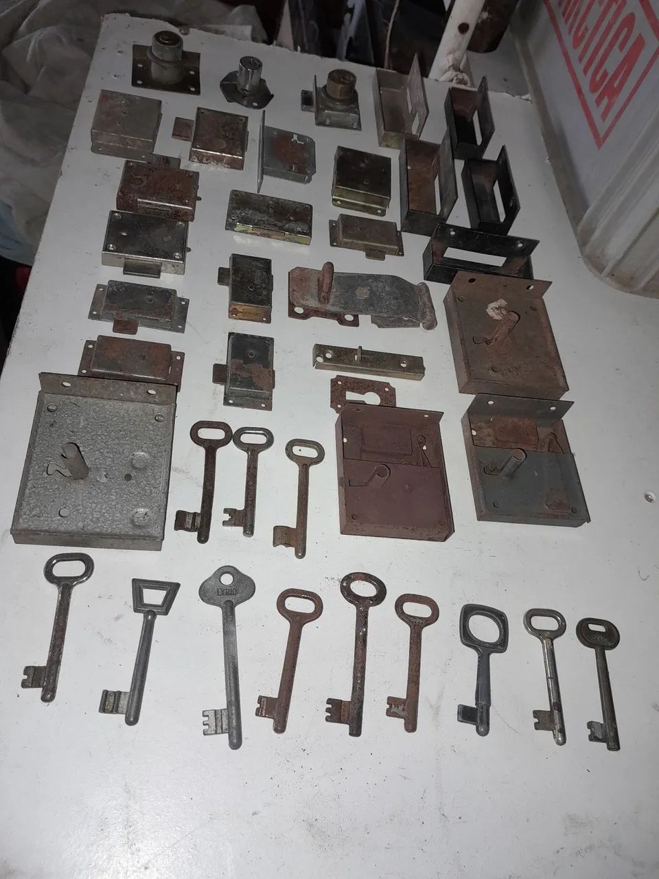 Lote com fechaduras e chaves antigas 