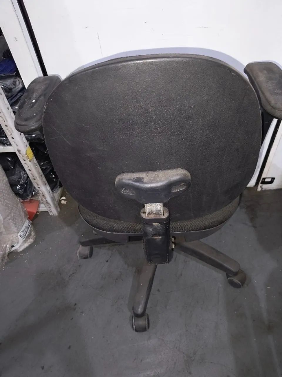 Lote 052 Cadeira Preta com Rodinhas - Foto 2