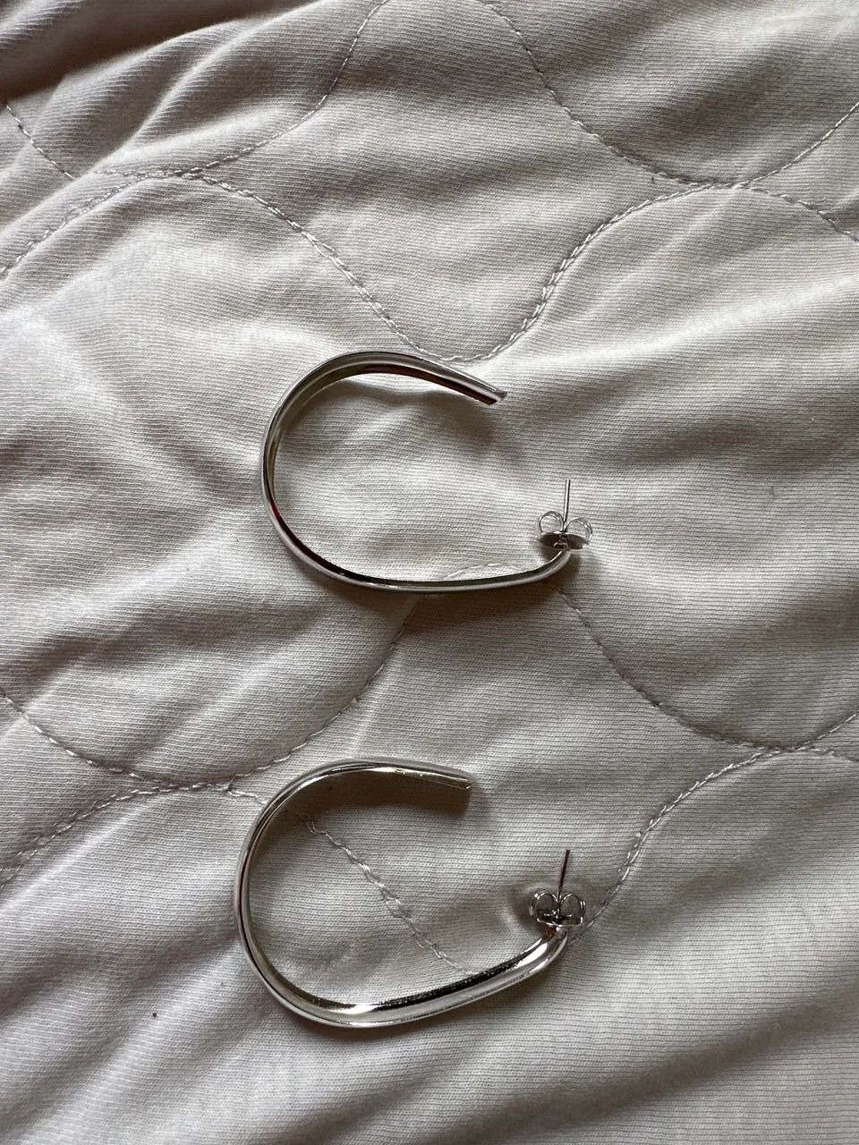Brincos prateado forma de  gota 