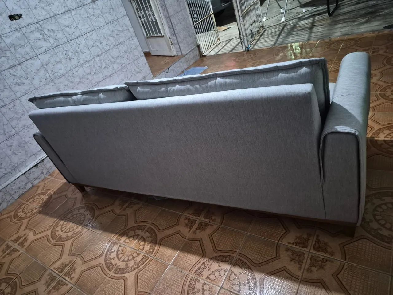 Sofá 3 Lugares Cinza - Design Moderno e Excelente Estado - Foto 4