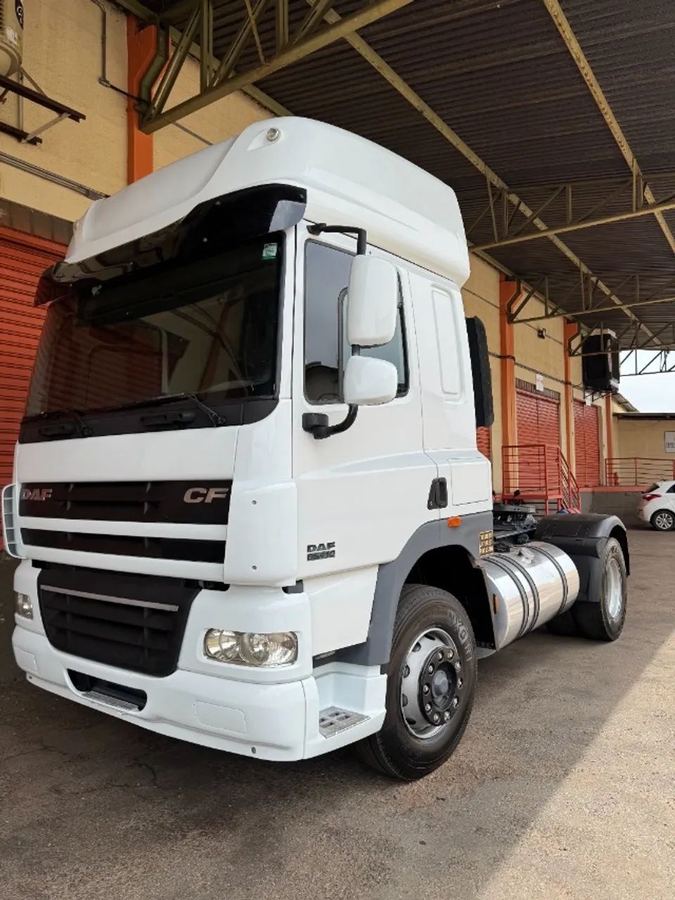 Caminhão DAF/CF 85 FT 410A 4x2