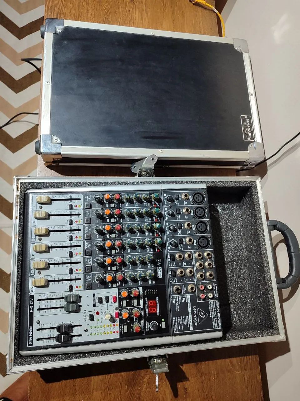 MESA DE SOM BEHRINGER X1204USB + CASE RÍGIDO SOMCASE - Foto 4