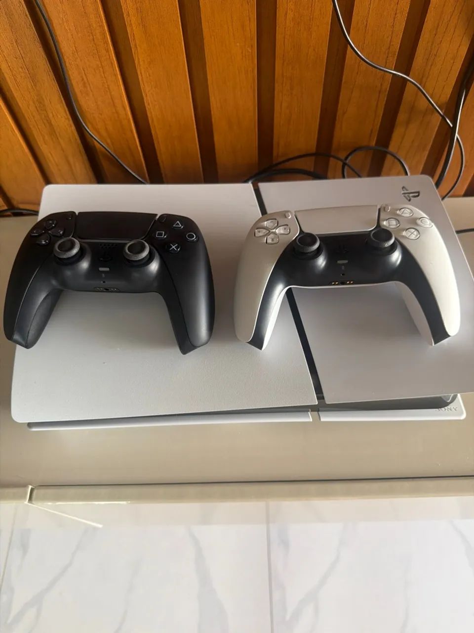 Ps5 com 2 controles e base recarregavel 