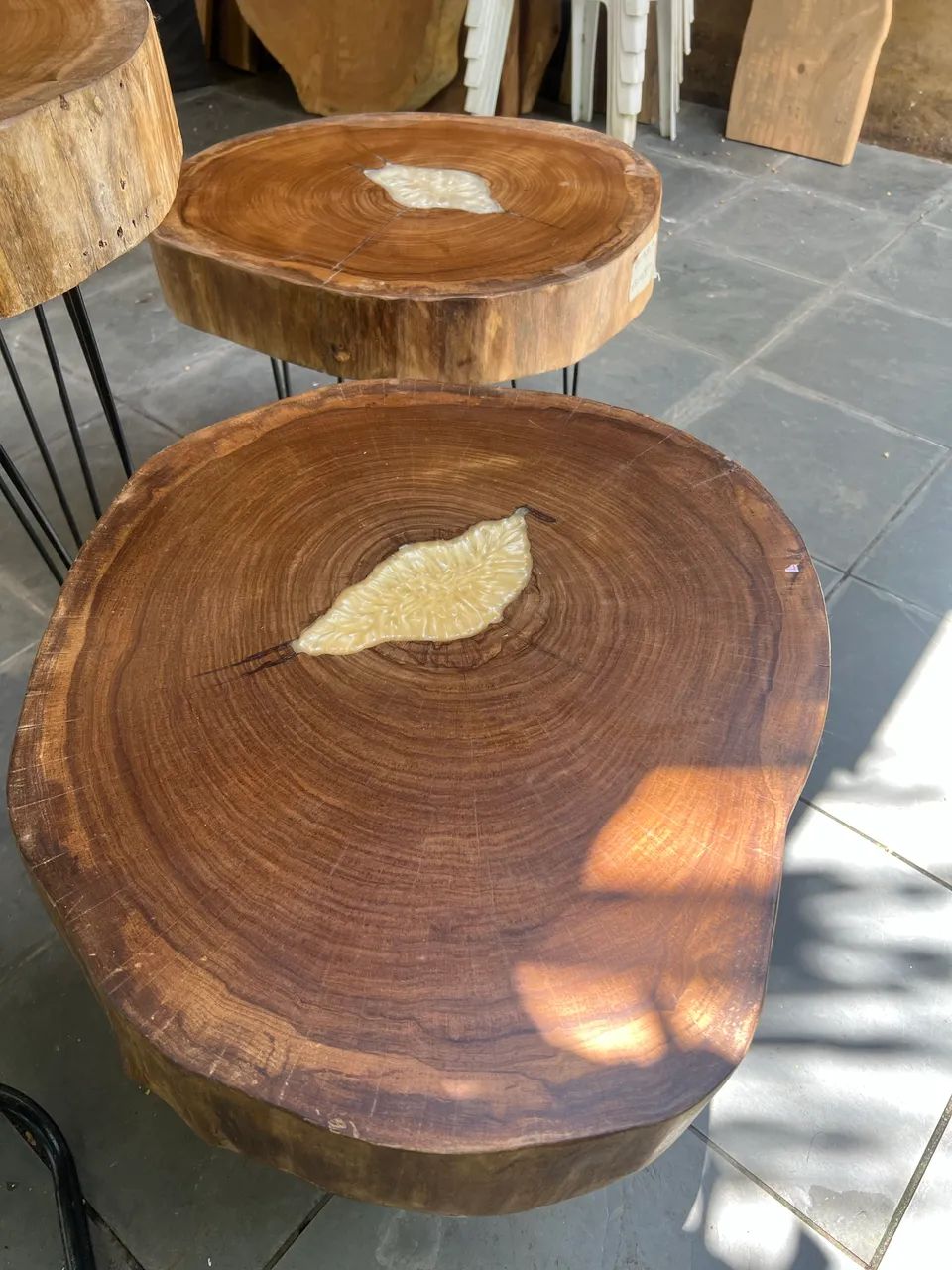Linda mesa de canto em madeira - Foto 2