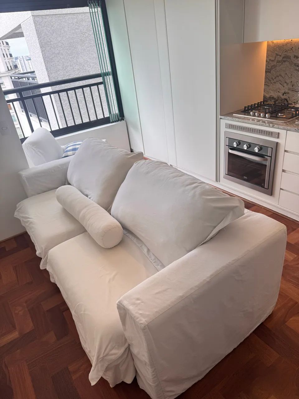 Sofá retrátil branco com capa