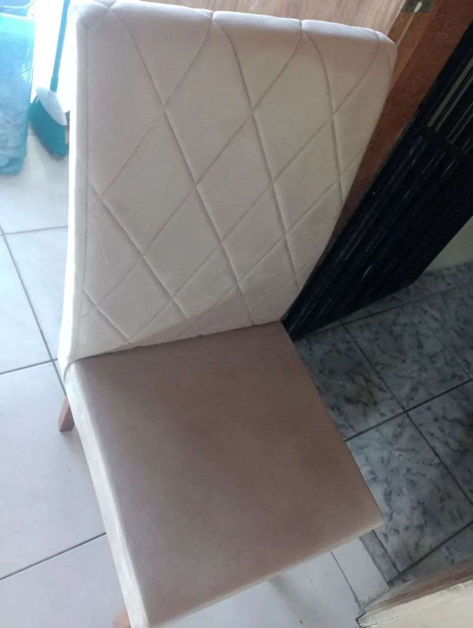 Mesa com 4 cadeiras semi nova com tampo  vidro laqueado  - Foto 4