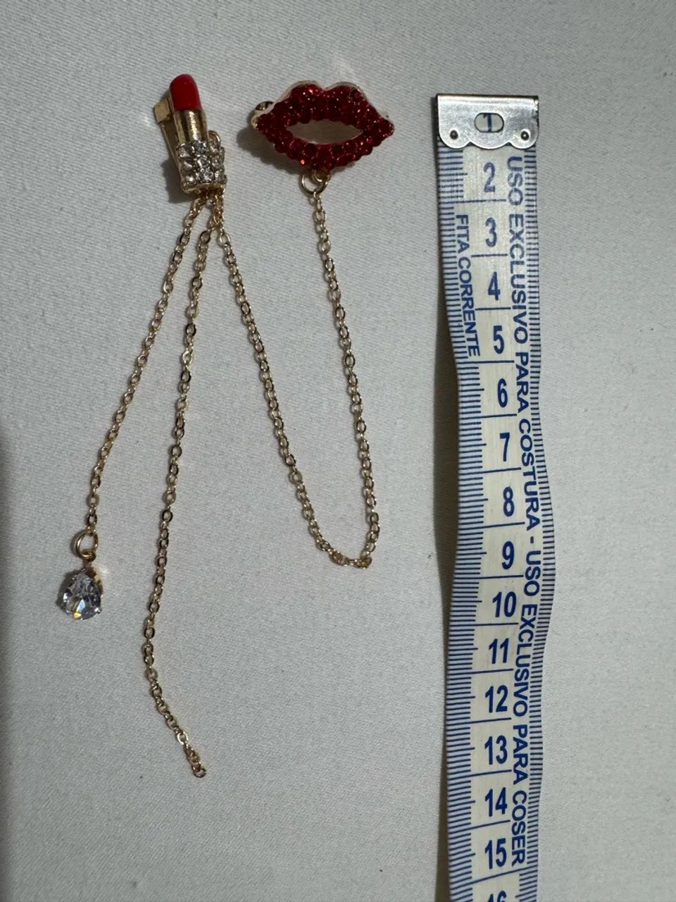 Broche mini boca e mini batom ferragem dourada  - Foto 3