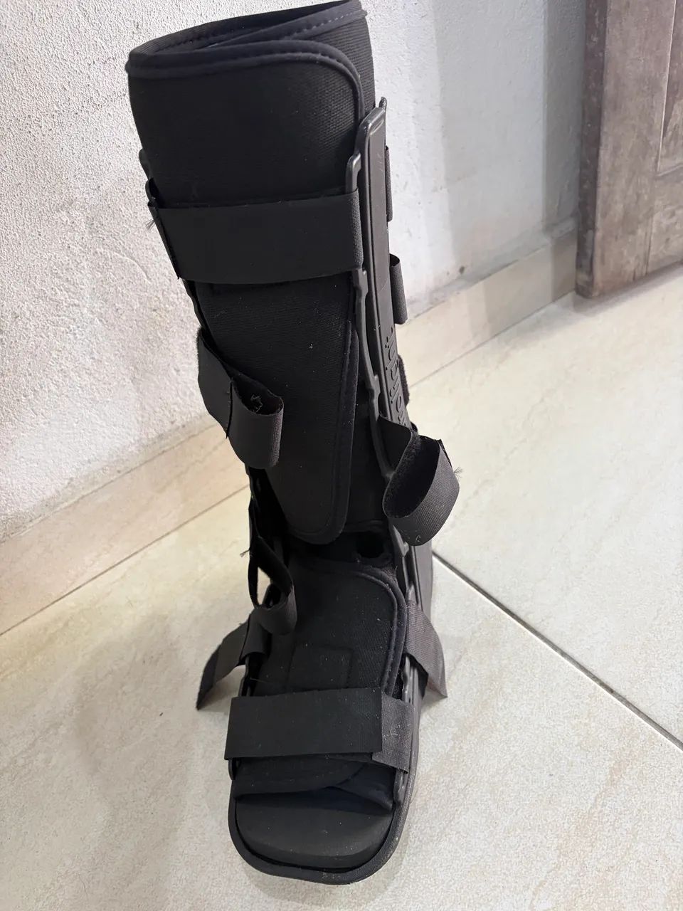 Bota ortopédica e moletas  - Foto 2
