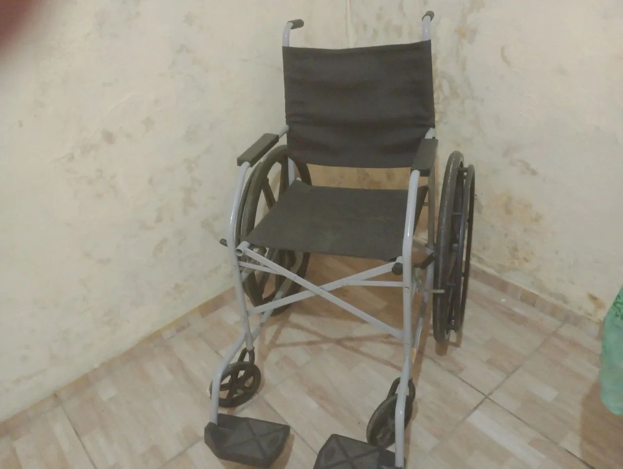 Vendo cadeira de rodas, bem conservada 