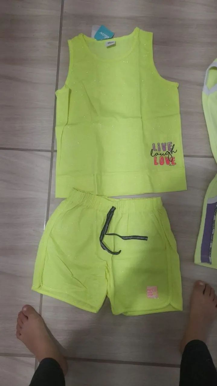 Conjunto verde shorts e blusa
