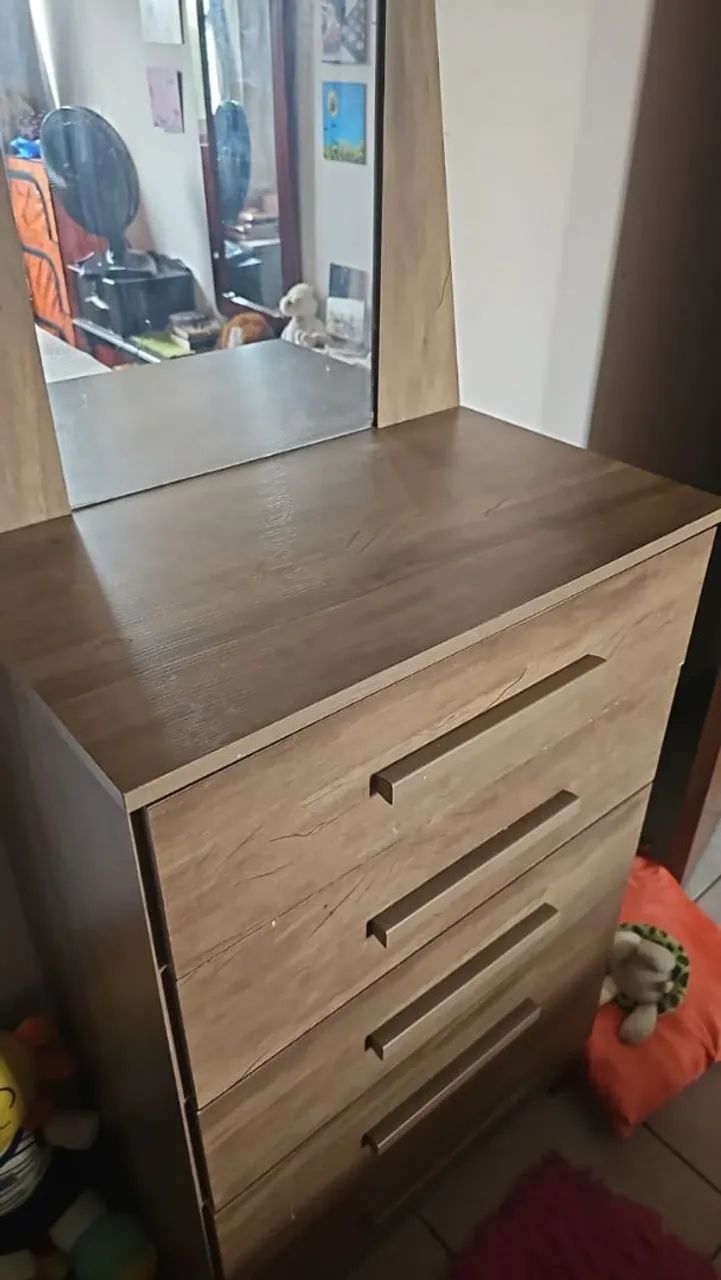 Linda Cômoda com Espelho semi nova !!