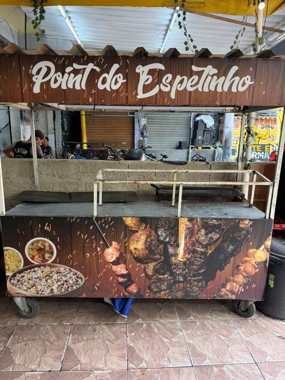 Barraca para venda de churrasco com churrasqueira embutida e iluminação 