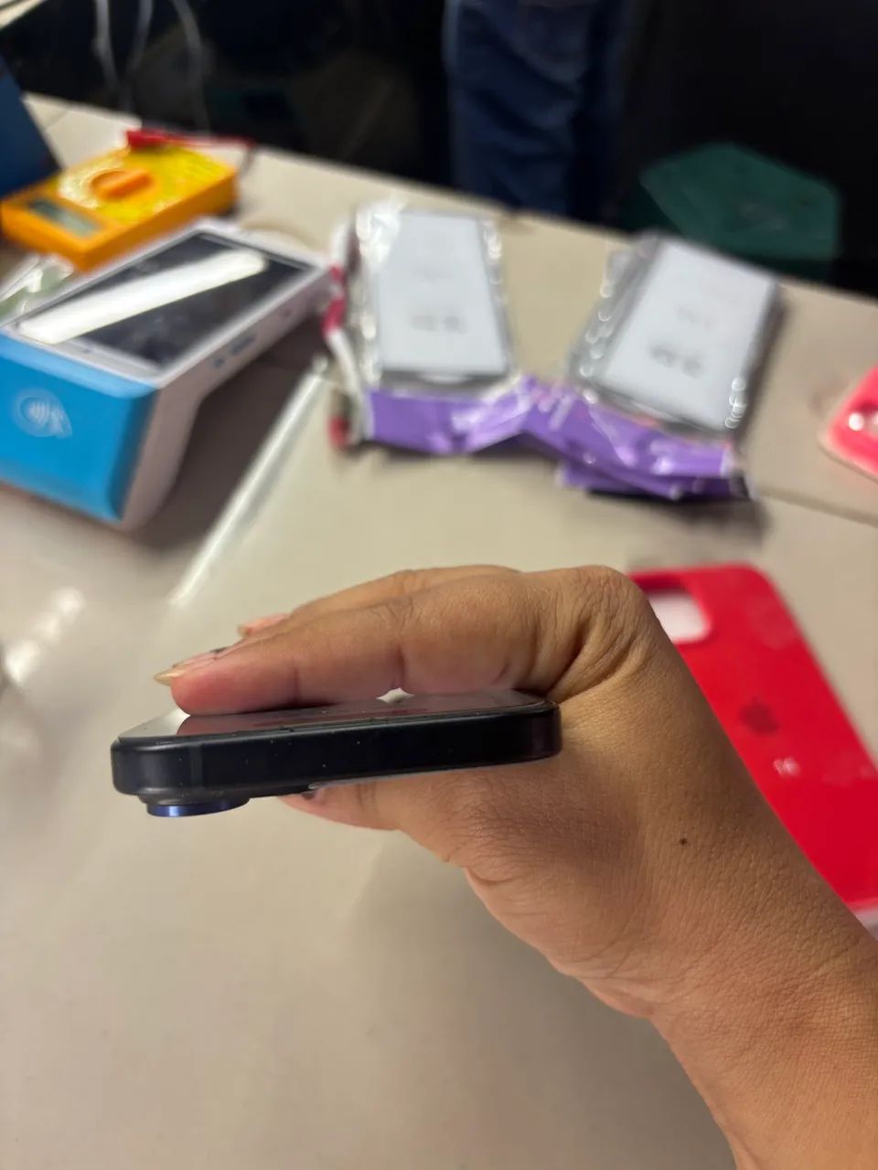 Vende esse iPhone 15 semi novo