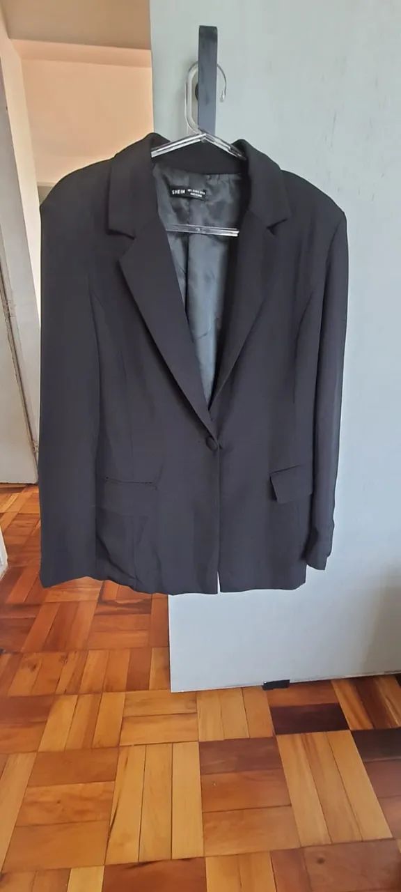 Blazer preto tamanho G, com ombreira. 