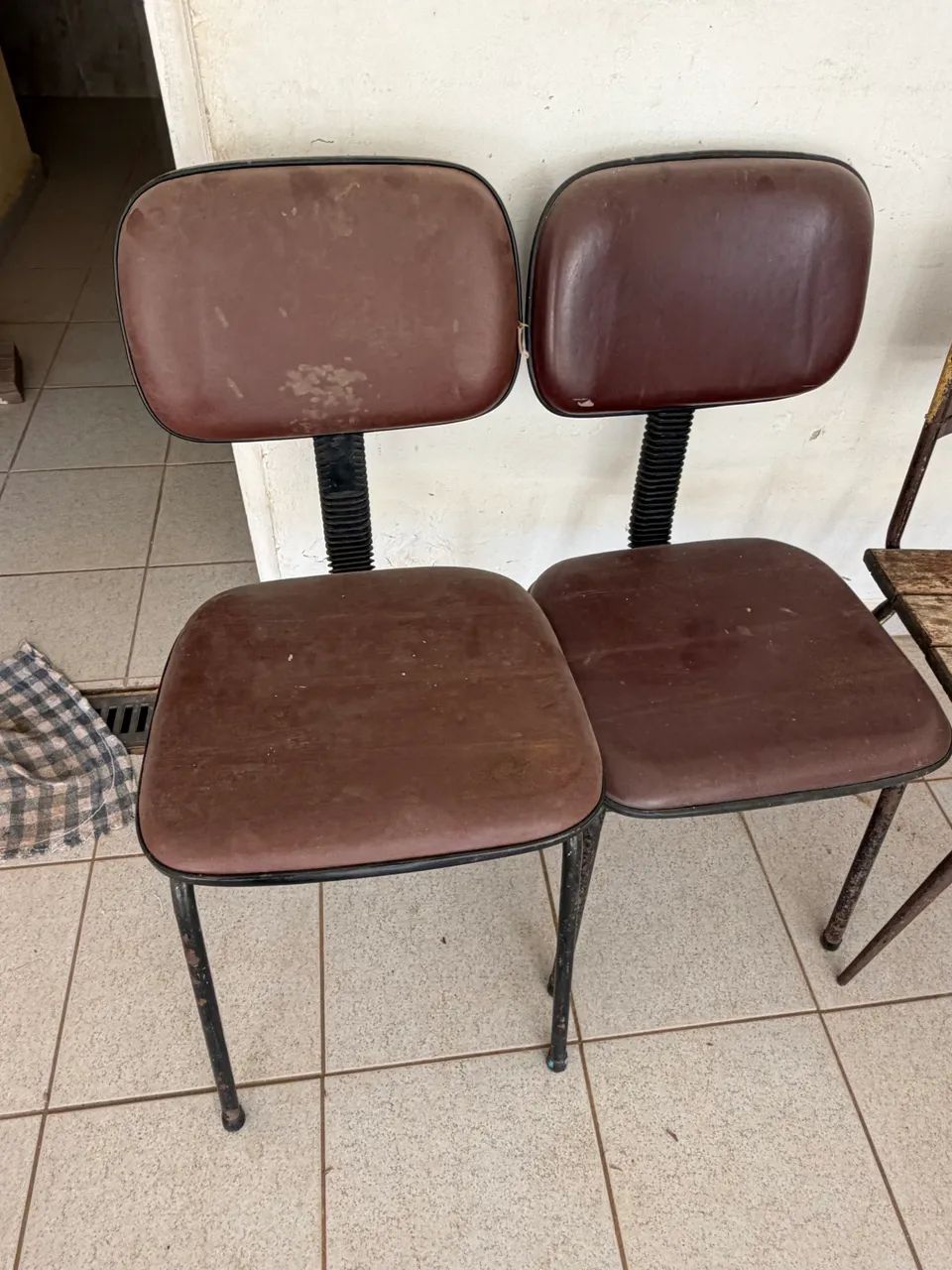 Cadeiras usadas - Foto 2
