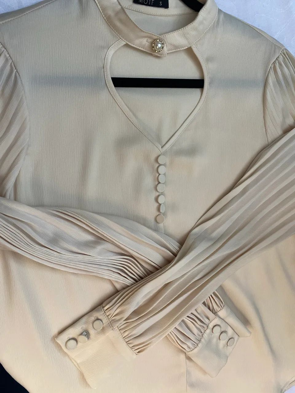 blusa off-white recorte coração mangas plissadas - Foto 2