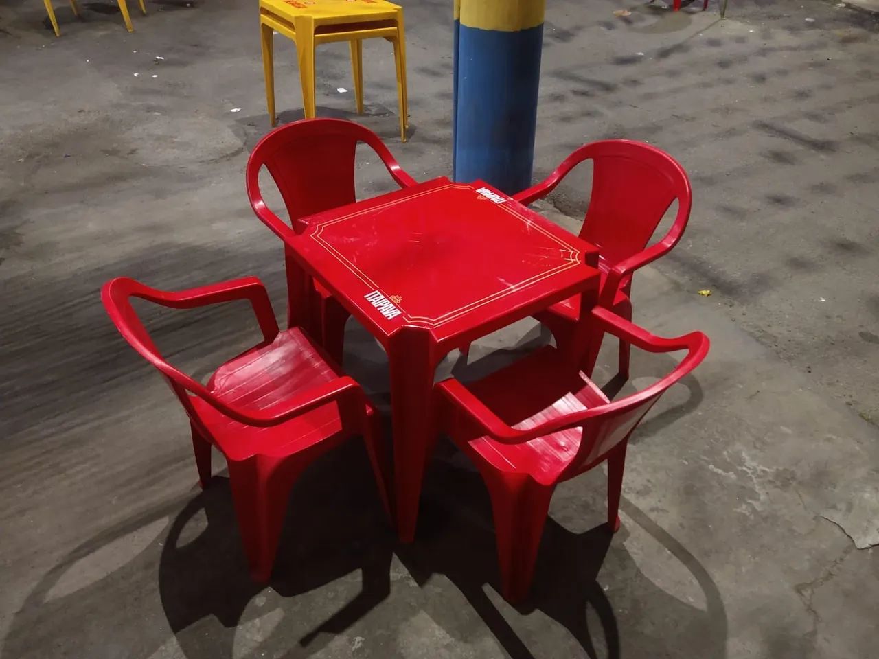 Vendo 3 conjuntos de mesas cada conjunto com 4 cadeiras novíssimas 