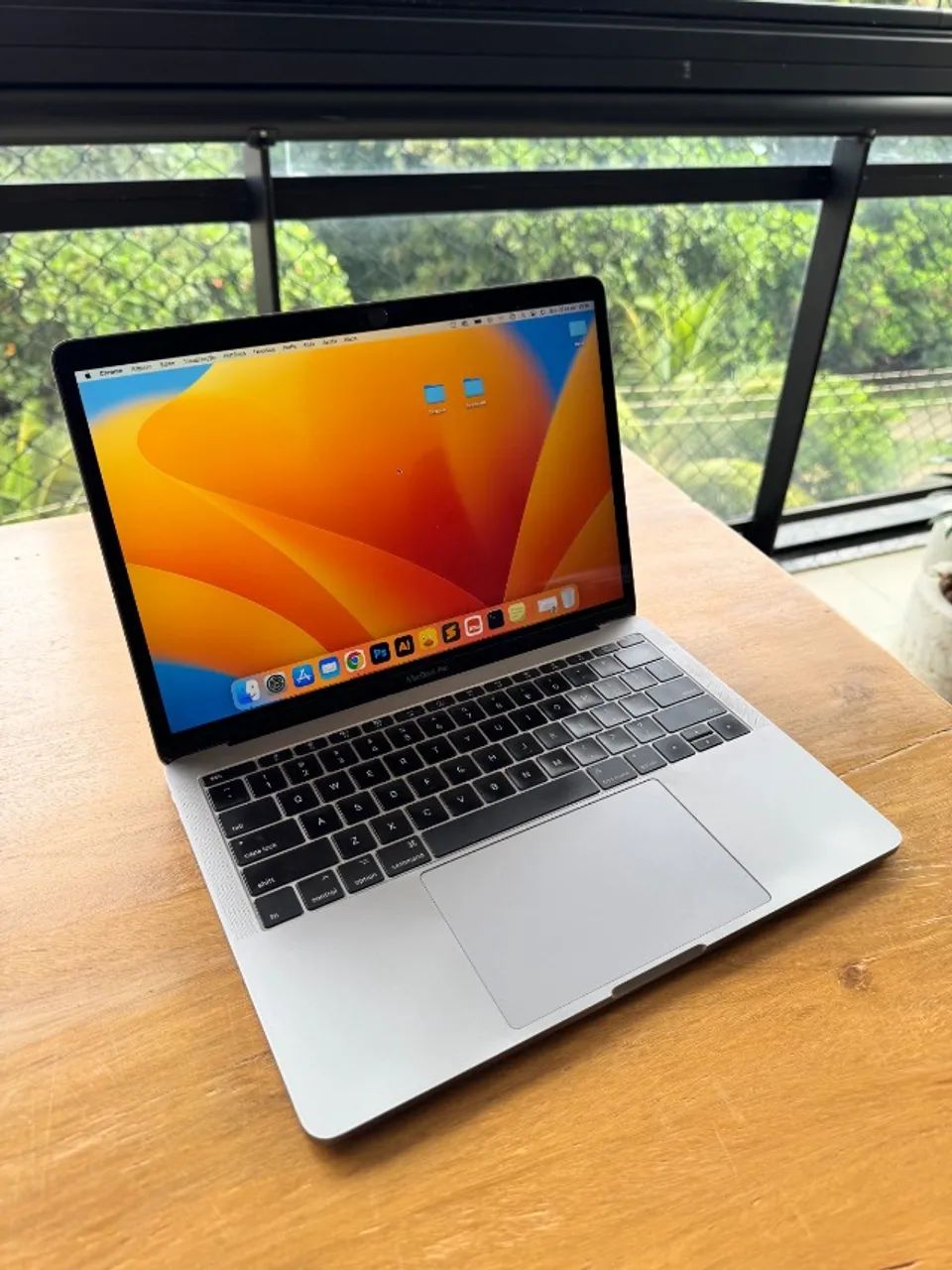 282）MacBook Pro 2017　13インチ　/128GB/8GB/i5 MacBook Pro (13 polegadas, 2017, duas portas Thunderbolt 3