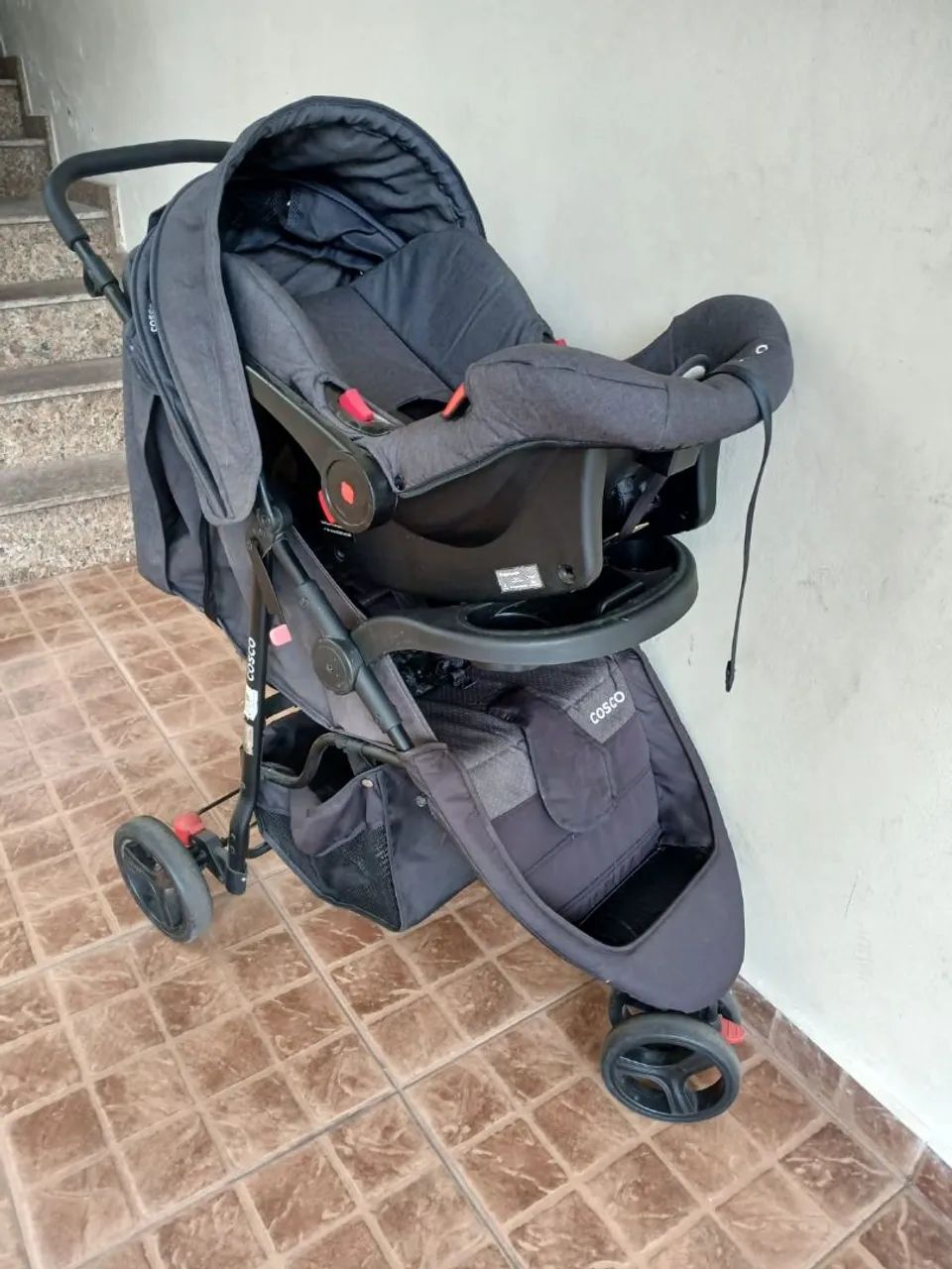 Carrinho de bebê e bebê conforto 