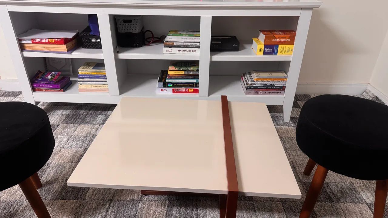 Mesa de centro Bege e Par de Bancos Pretos com Pés de Madeira  - Foto 5