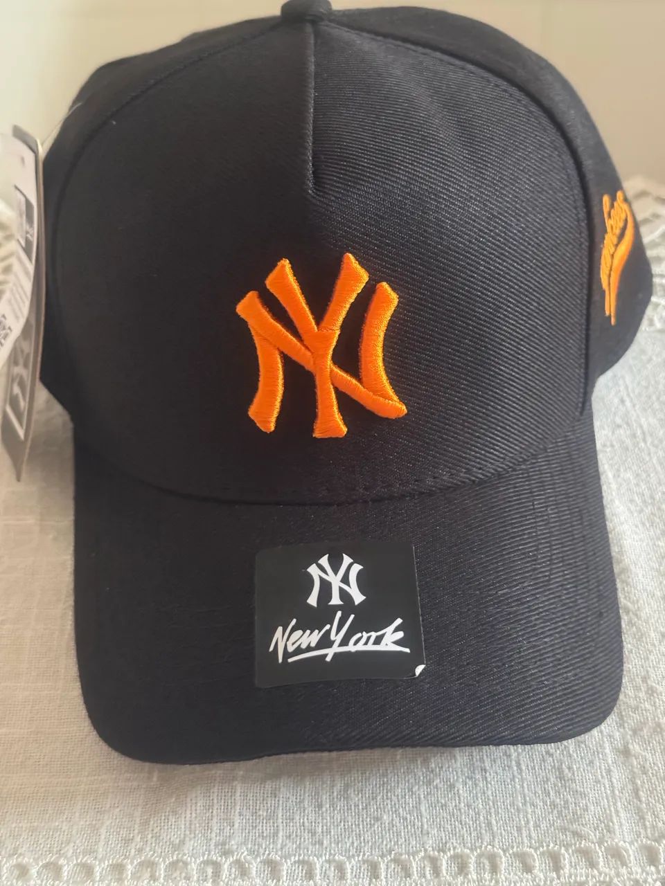 Boné preto e laranja 