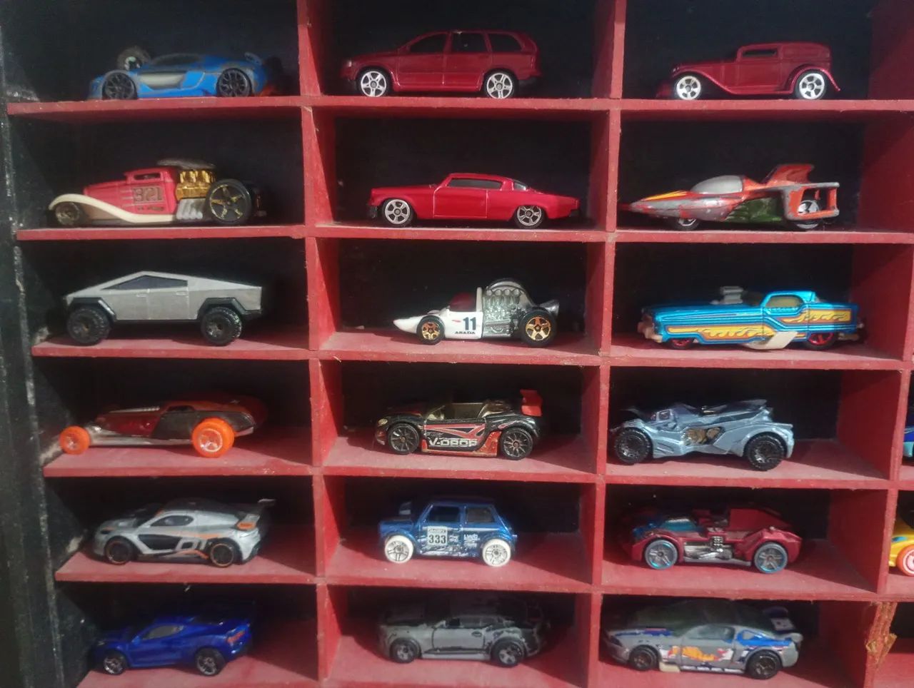 Coleção com 28 Miniaturas de Carros Hot Wheels/ Maisto - Foto 2