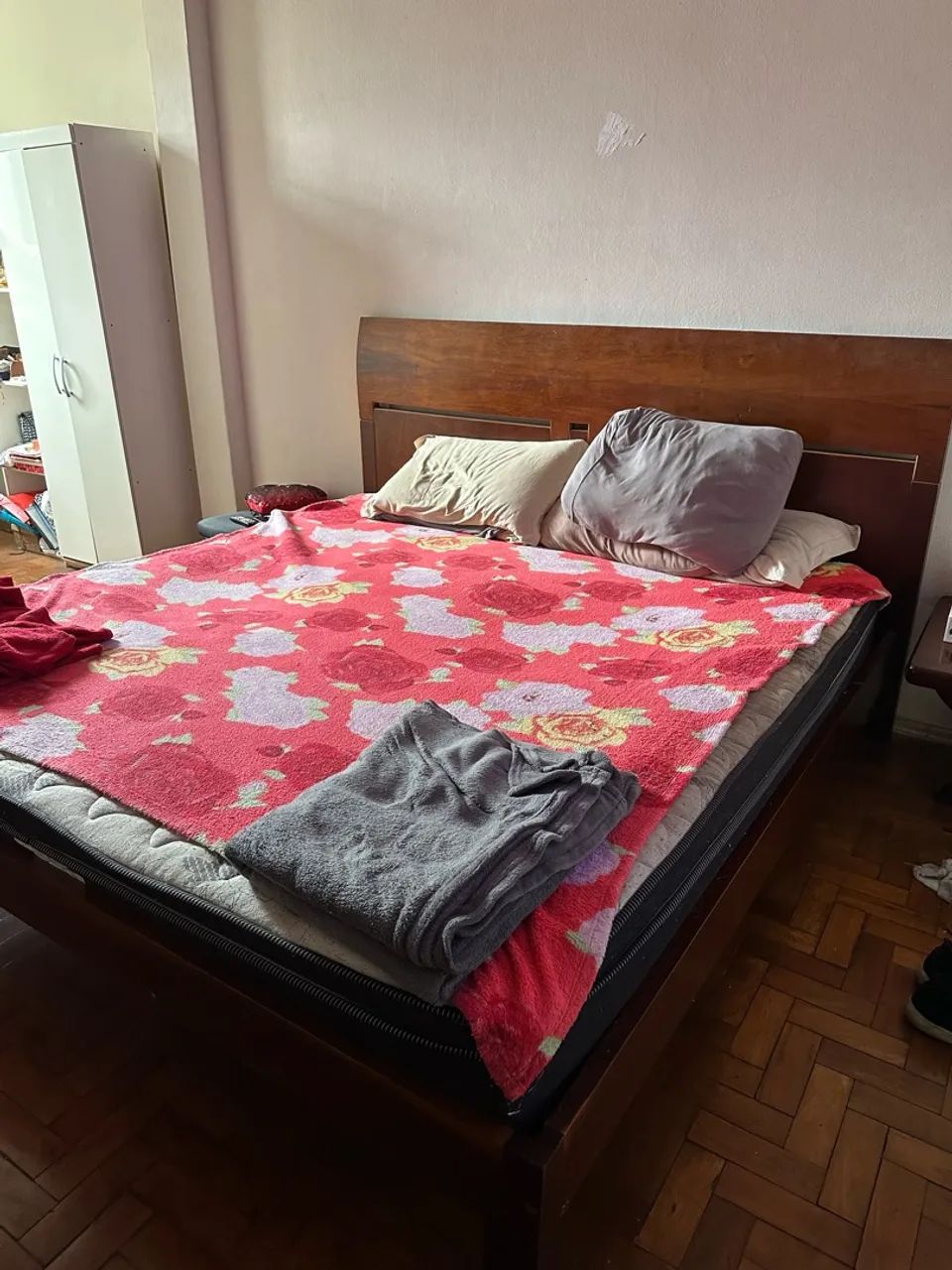 Cama , colchão e cabeceira de madeira maciça