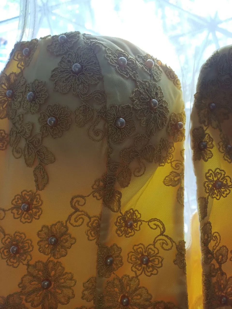 Vestido amarelo longo de renda - Foto 2