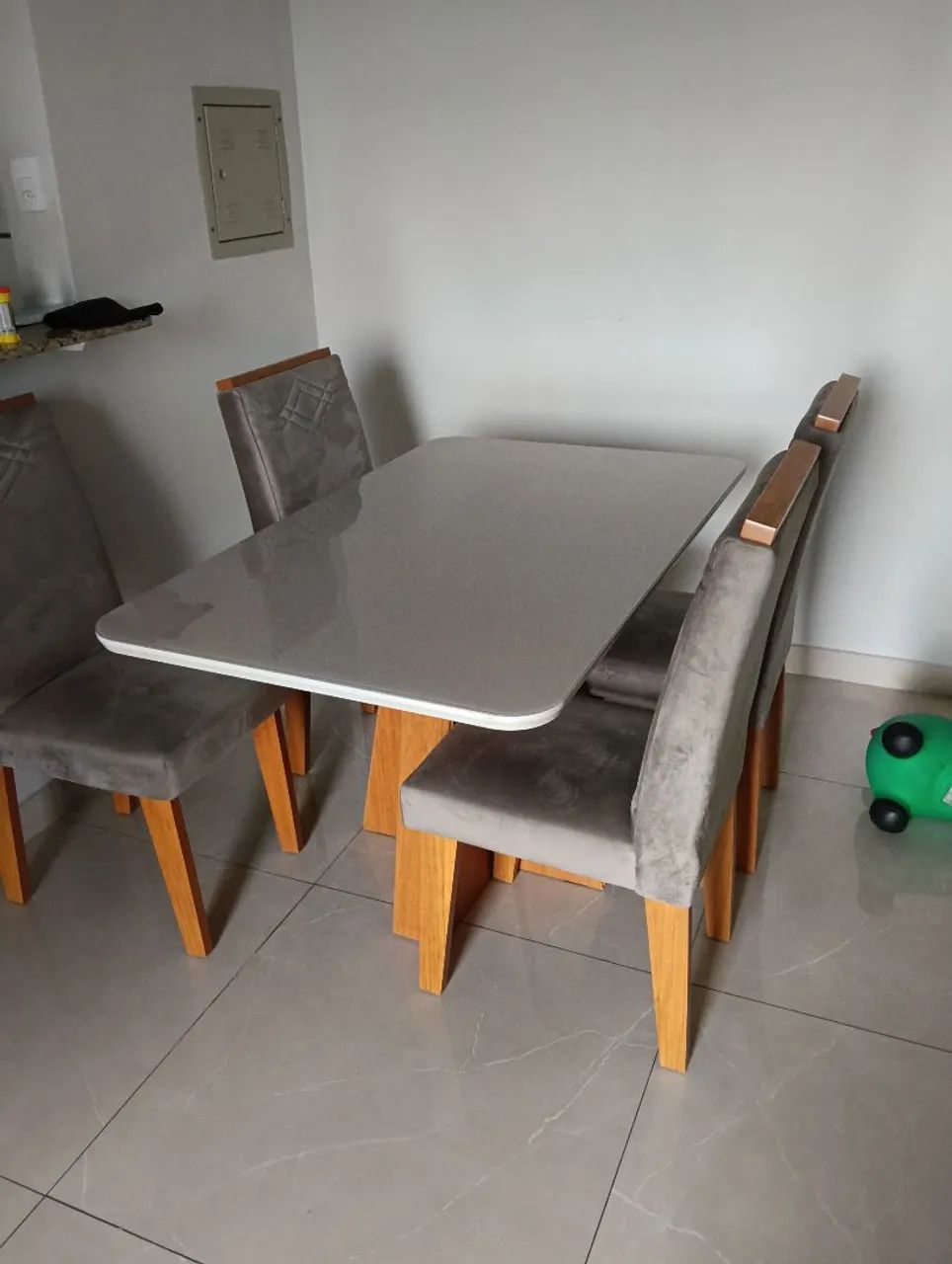 Mesa com 4 cadeiras 