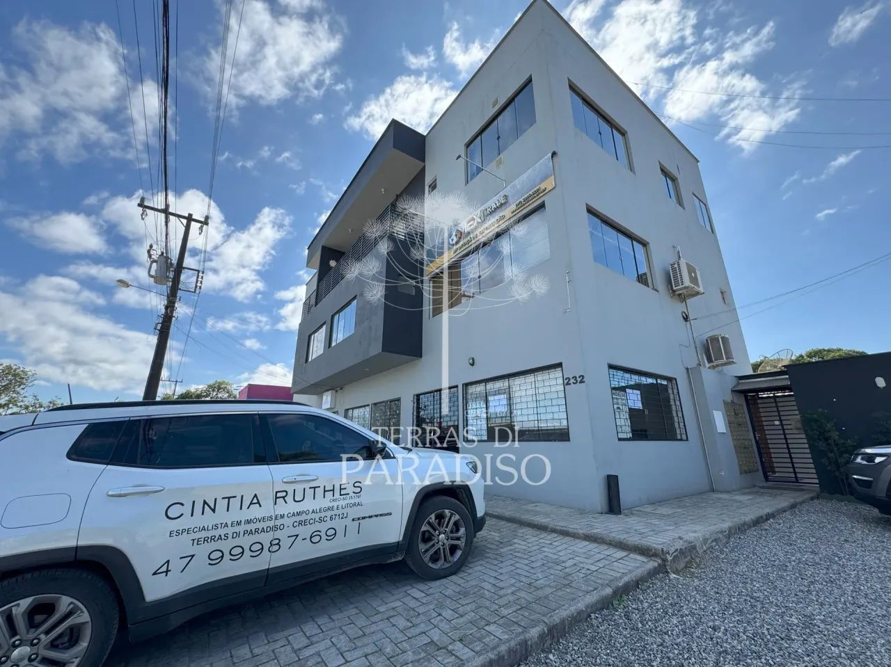 Prédio Comercial 3 Pavimentos, com 7 salas e 02 apartamentos a venda em Itapoá - SC