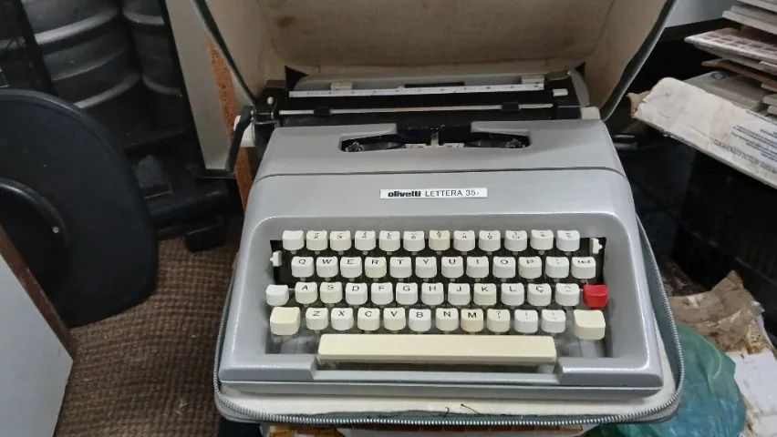 Máquina de Escrever Olivetti Lettera 35i Vintage com Estojo Original