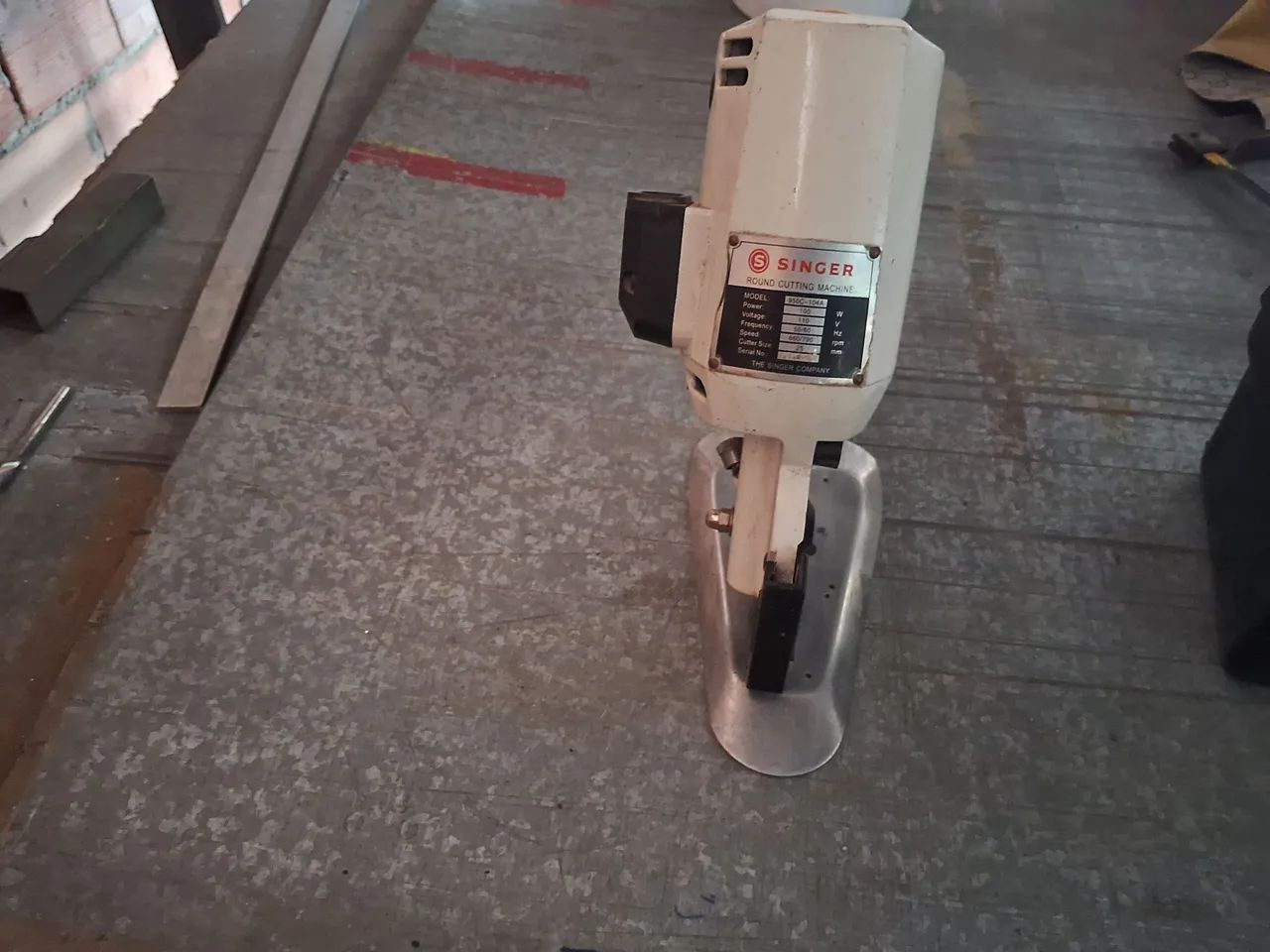 Vendo máquina de corte de tecido de disco singer 350 - Foto 2