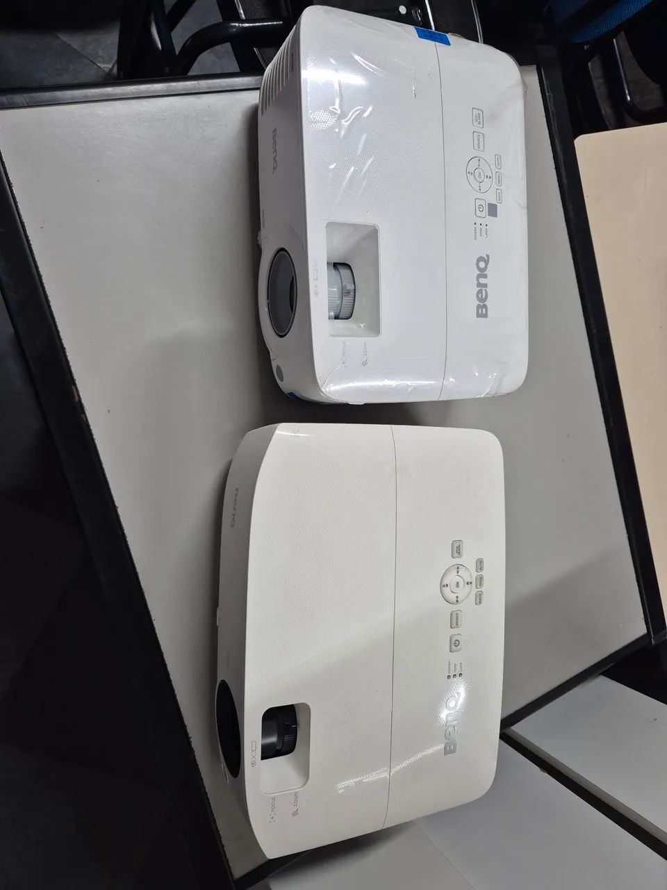 04 projetores benq em ótimo estado com teclado e mouse sem fio