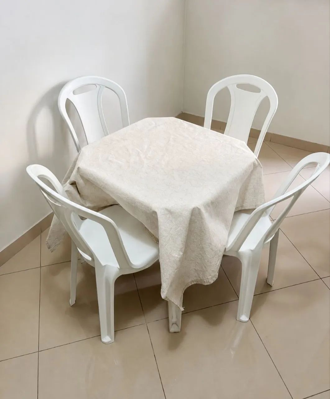 Conjunto de Mesa de Plástico com 4 Cadeiras Brancas - Ótimo Estado