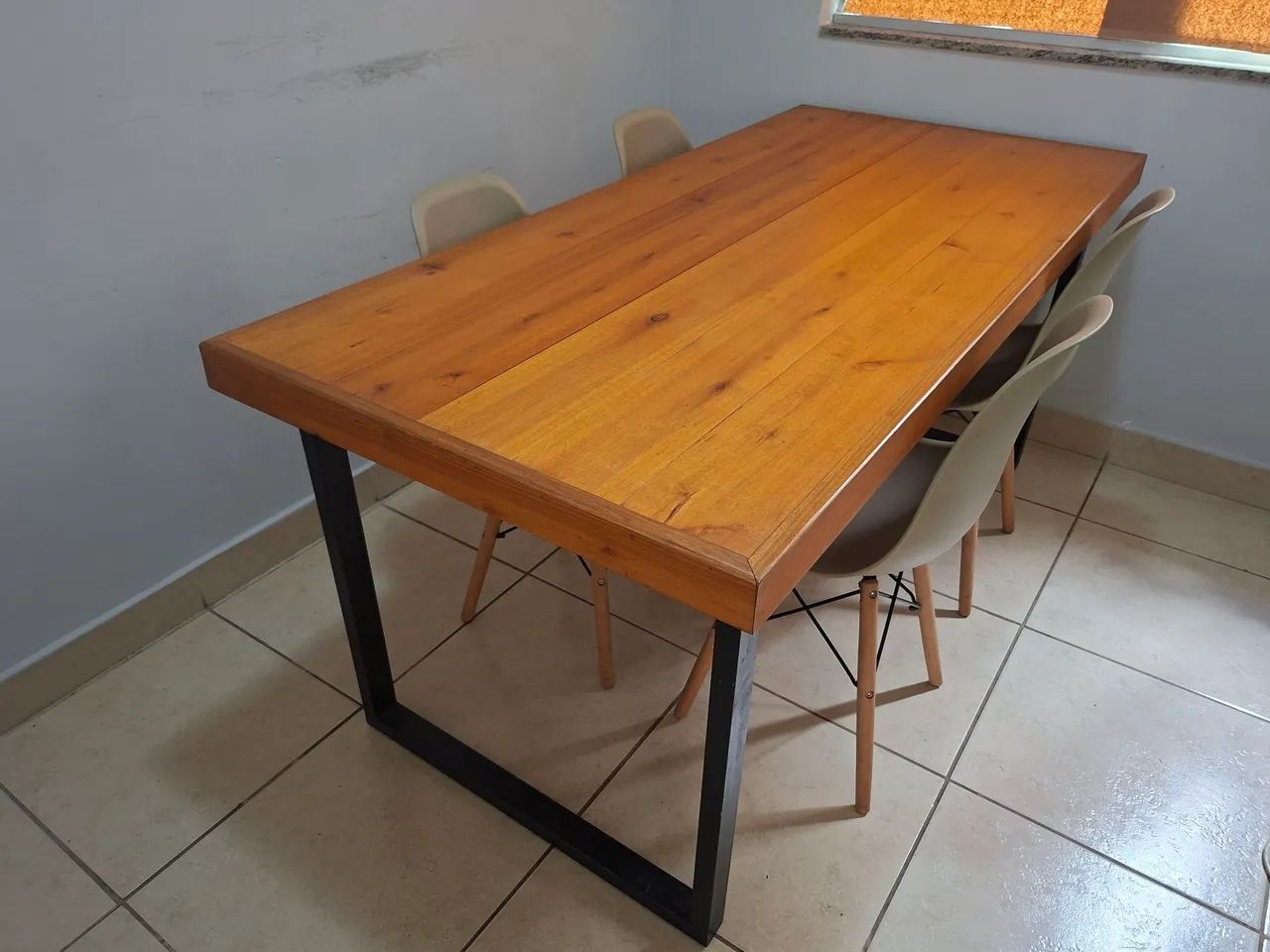 Mesa de Madeira Maciça com Cadeiras  - Foto 2