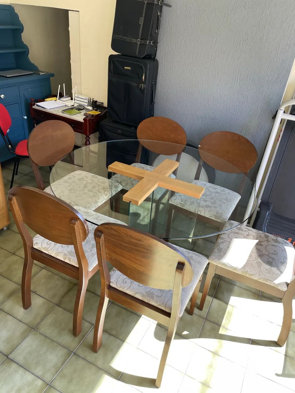Jogo de Mesa  com Tampo de Vidro e Base em Vidro e 06 Cadeiras em Madeira Maciça  - Foto 3