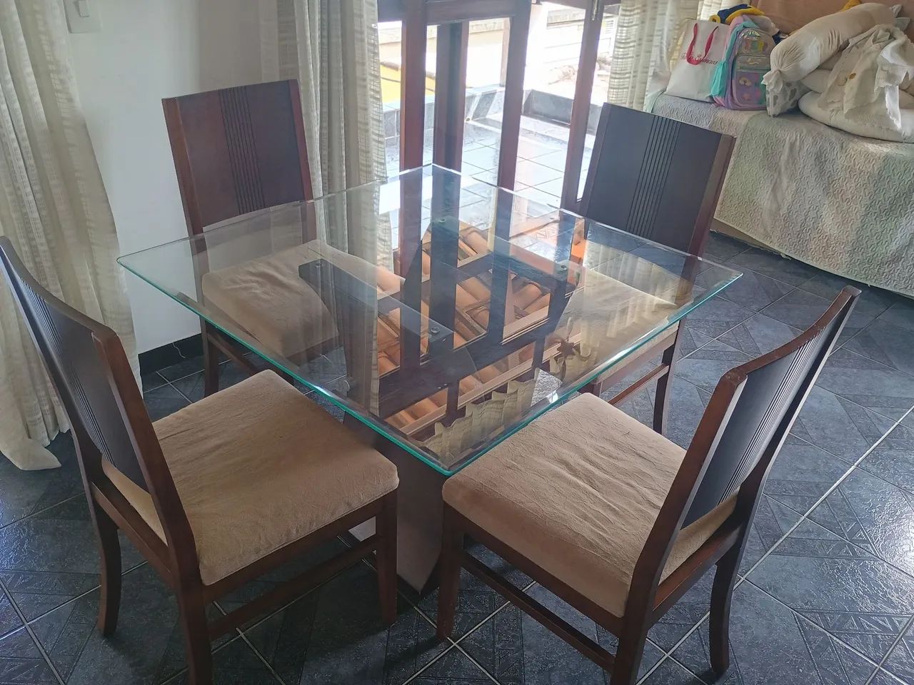 Conjunto mesa + 4 cadeiras madeira  - Foto 2