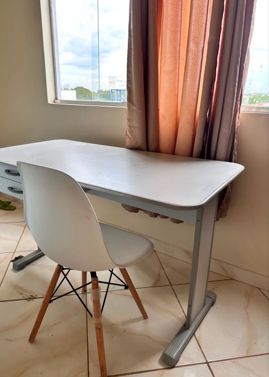 Mesa com cadeira
