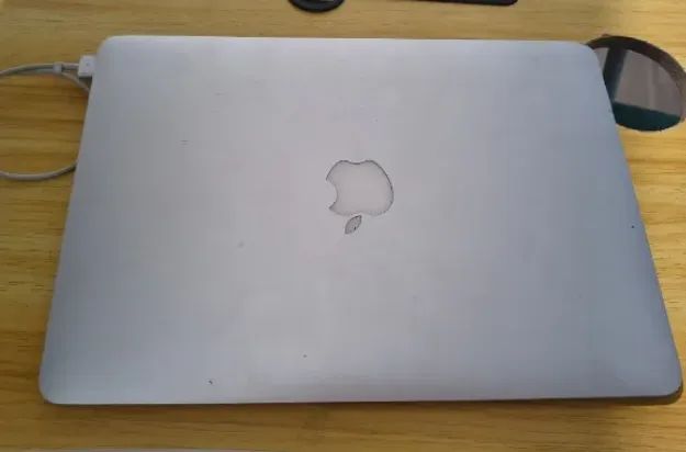 MacBook Air 13" (2017) - APENAS PARA PEÇAS (não funciona)