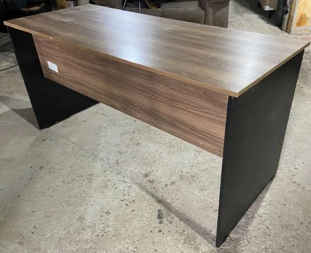 Escrivaninha de mdf marrom e preta, em ótimo estado. - Foto 4