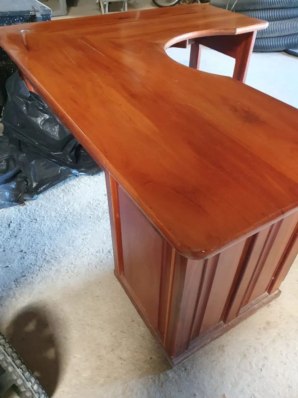 Mesa de madeira 180x145 - 3 gavetas - Foto 2