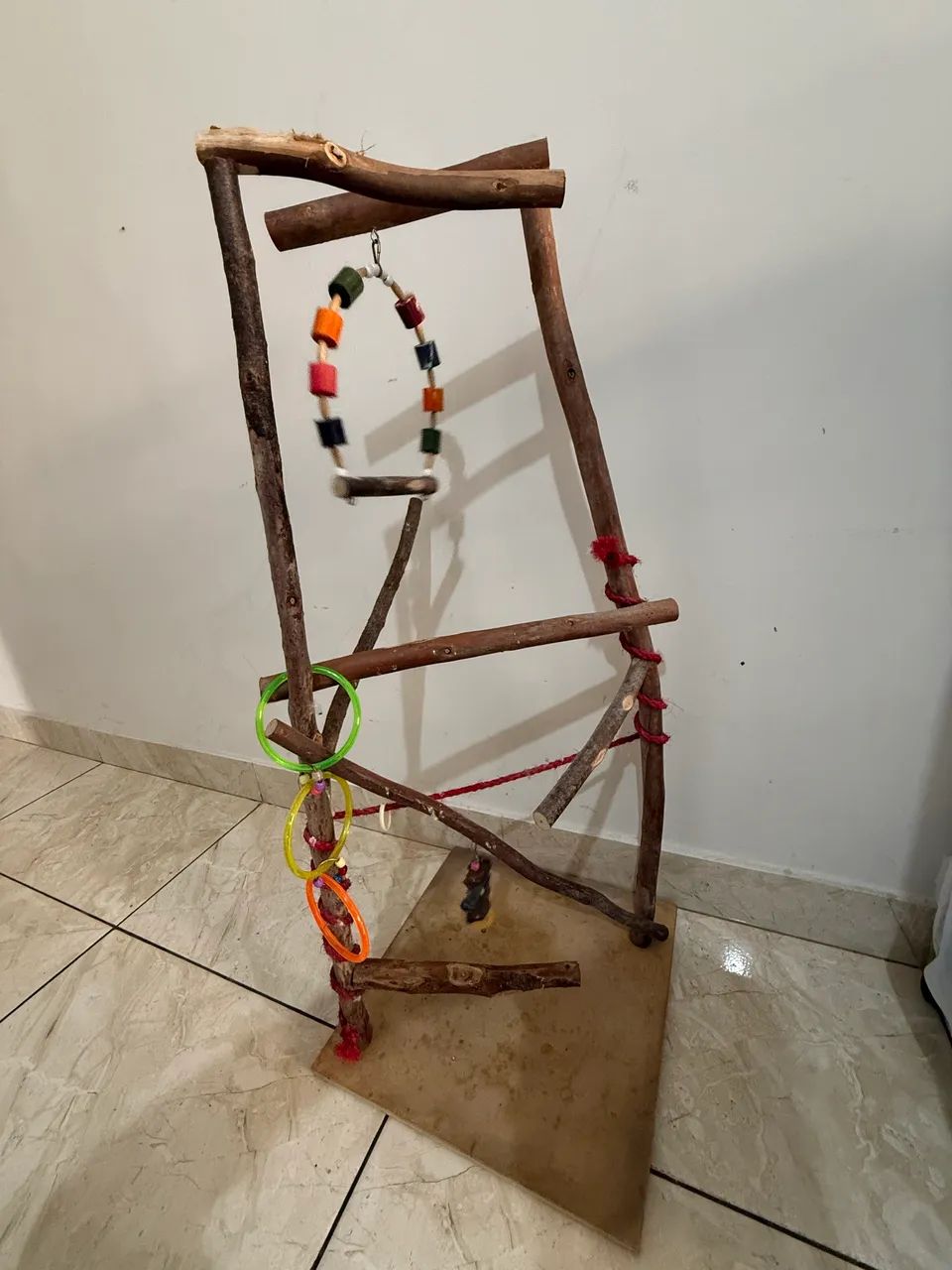 Playground Poleiro para Aves em Madeira Natural com Brinquedos - Foto 3