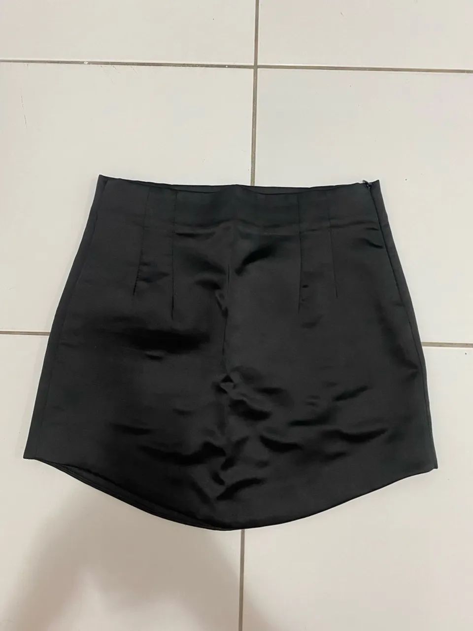 Mini saia acetinada preta da Zara