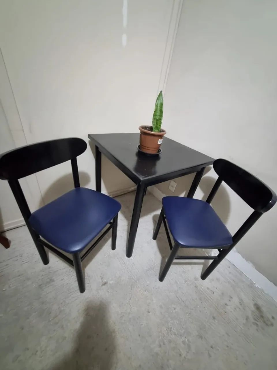 Jogo de Mesa com 2 cadeiras