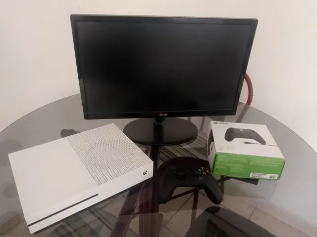xbox oneS 1 tb com controle e monitor 22 polegadas