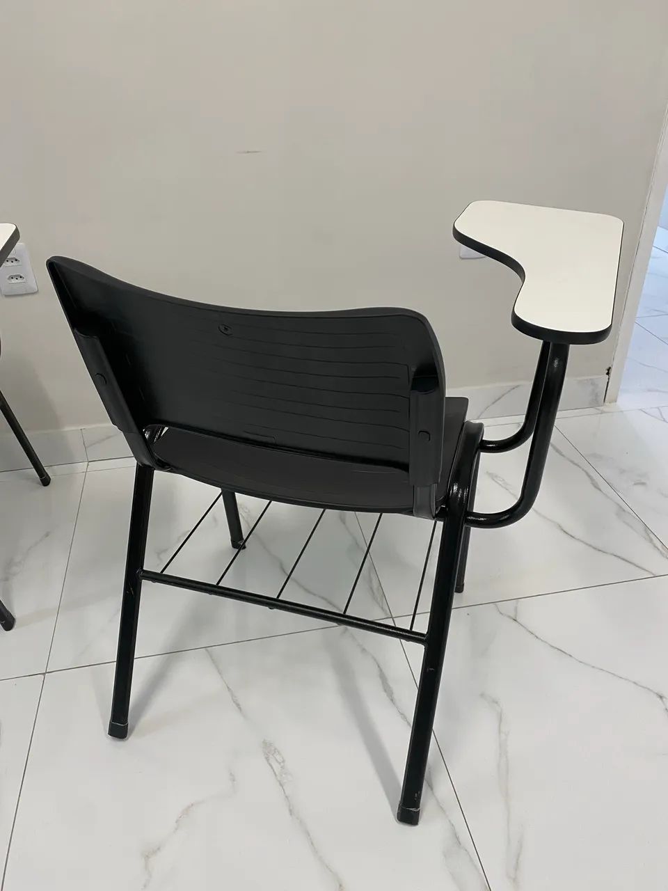  CADEIRAS UNIVERSITÁRIAS EM ESTADO DE NOVO - Foto 5