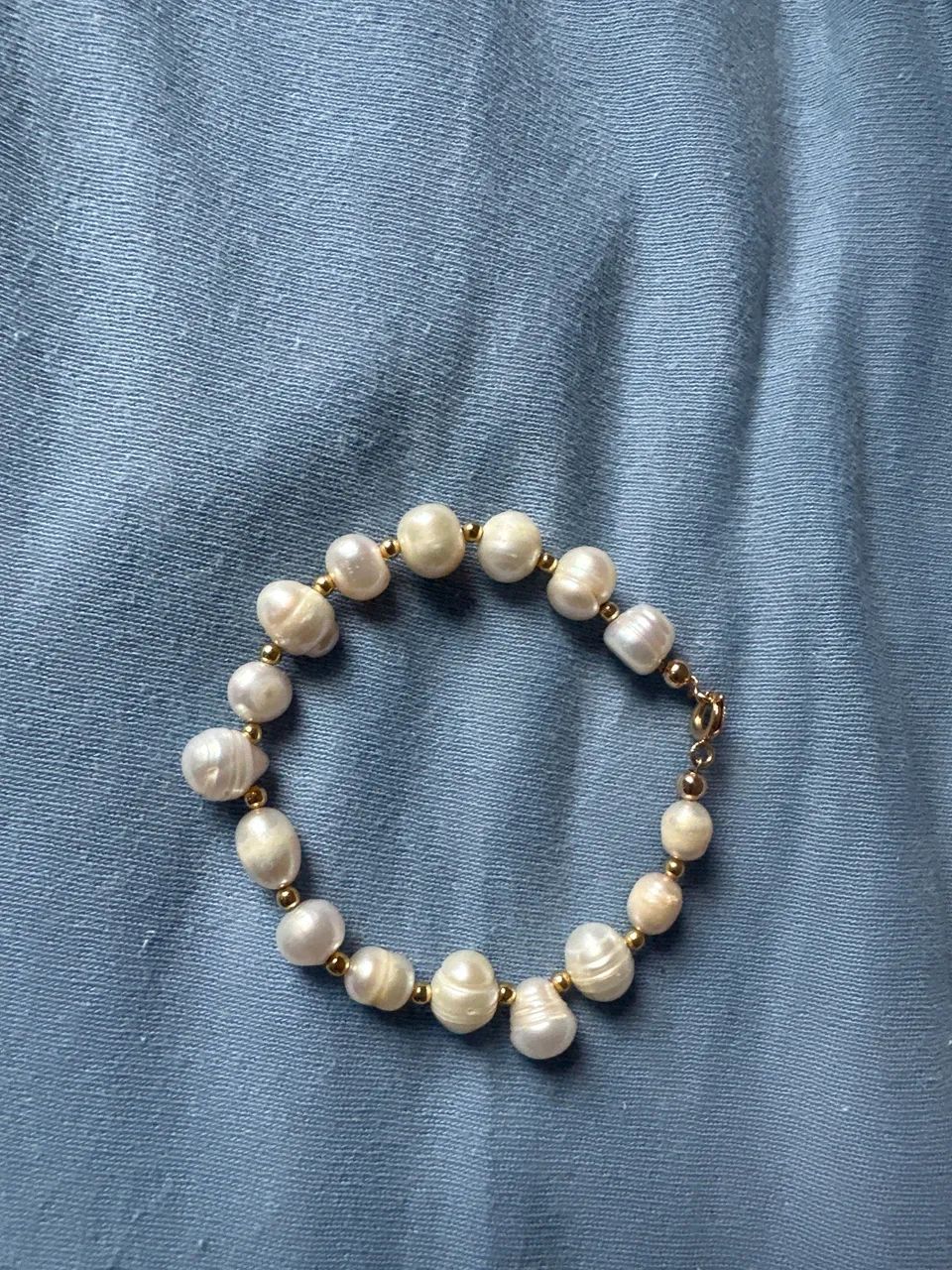 Pulseira pérolas meios e fecho dourado 