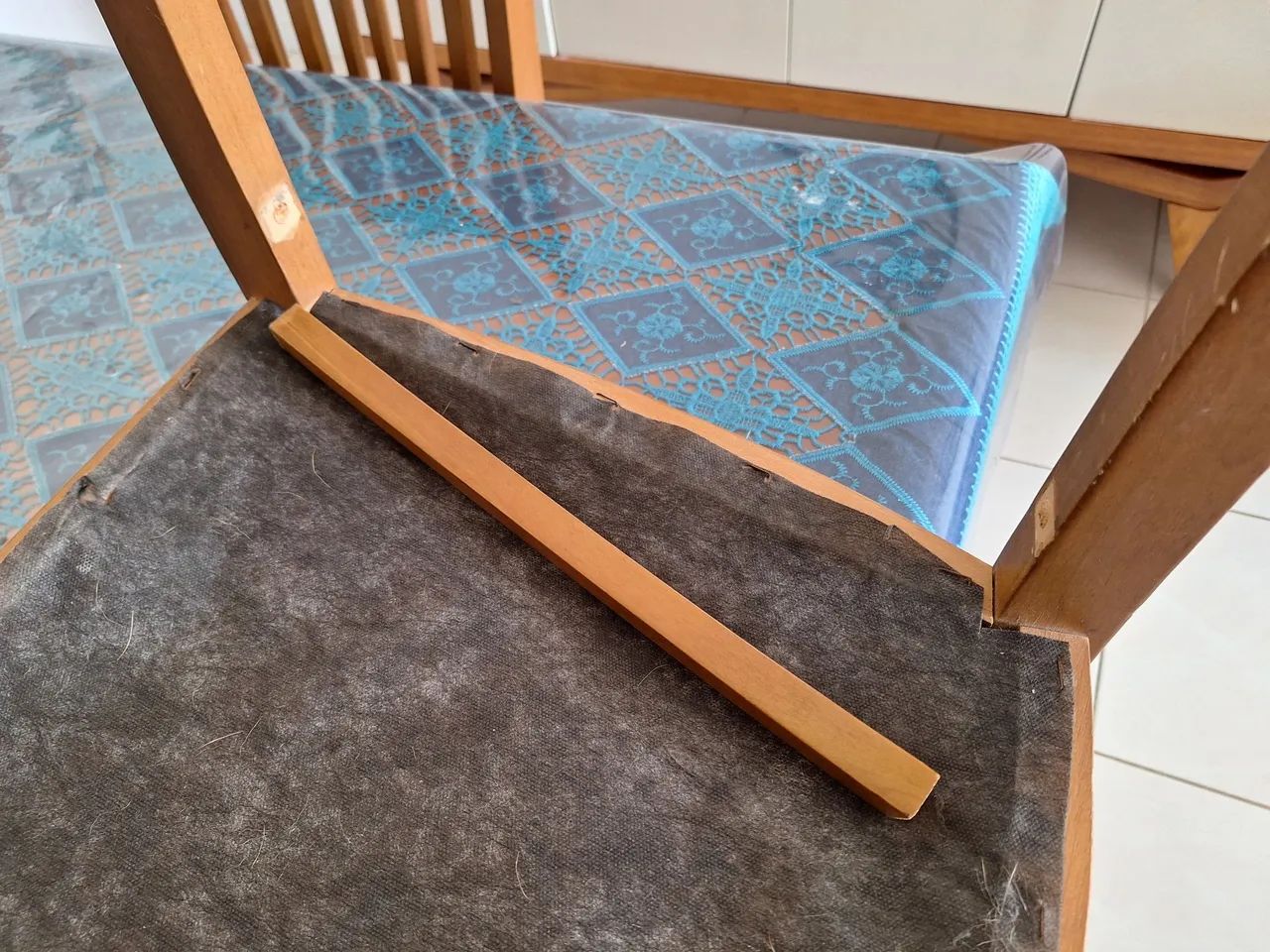 Mesa de madeira com 4 cadeiras. - Foto 4
